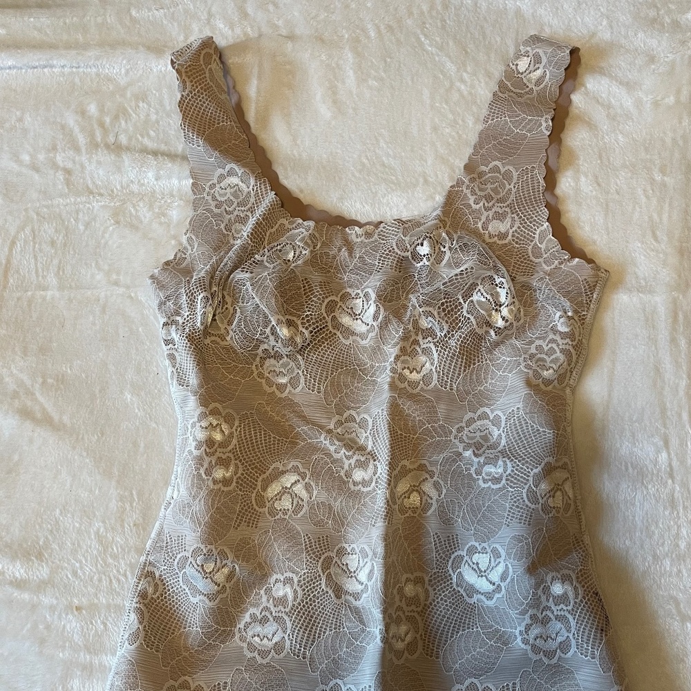 NWOT Rhonda Shear Women's Seamless Tank, Shapewear, Beige w/ Lace pattern, Small